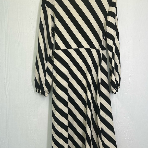 H&M - Black And White Stripe Balloon Long Sleeve Wrap Dress Size Medium - Picture 12 of 12